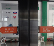 豪華兩翼旋轉門的平開門