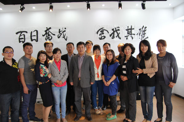 歐蘭凱盾銷(xiāo)售人員合影留念