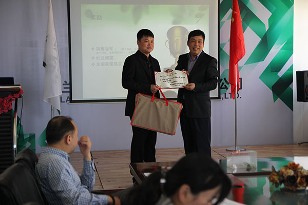 總經(jīng)理為4月份銷售冠軍頒獎