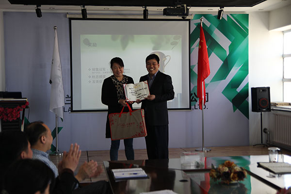 總經(jīng)理為3月份銷售冠軍頒獎